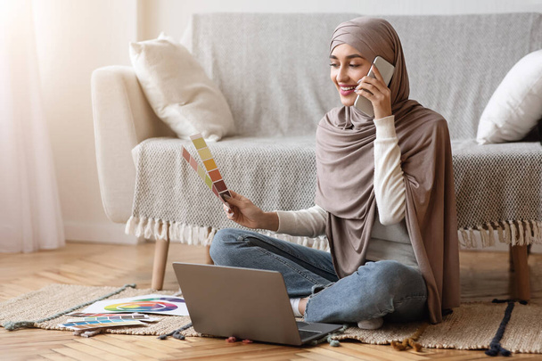 Arab lány fejkendőben beszél mobilon és színes palettán - Fotó, kép