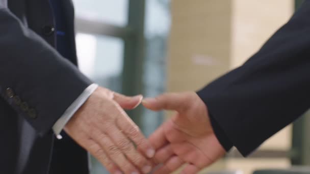 close-up of businessmen shaking hand & greeting in office - 映像、動画