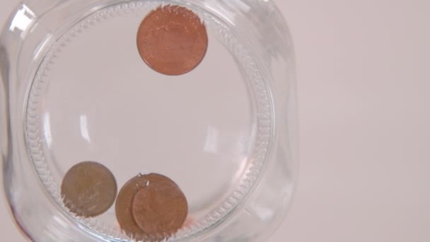 Una visione lenta degli occhi di un verme del Regno Unito penny portare caduto in un vaso di vetro
 - Filmati, video