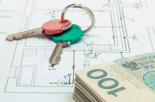 Otthoni kulcsok és lengyel valuta pénzt elektromos építési rajz ház - Fotó, kép