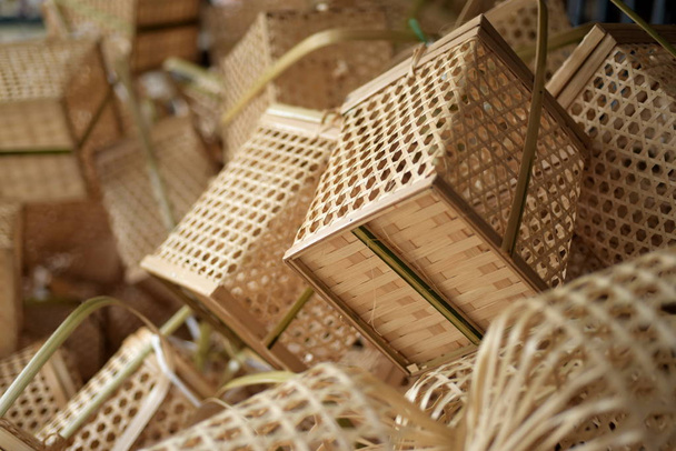 天然のわらのバスケットから作られたラタンや竹の手工芸品。バスケットウィッカーはタイの手作りです。背景やデザインに竹の質感を織り込み - 写真・画像