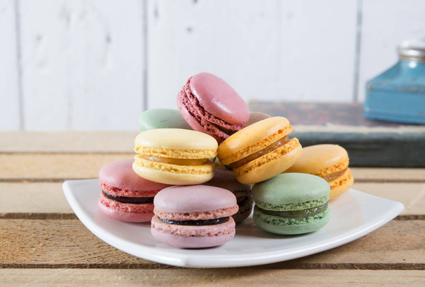 plate macaroons placed on a small wooden box - Foto, Bild