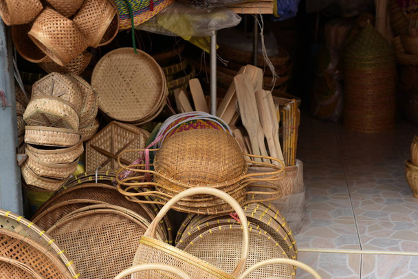 天然のわらのバスケットから作られたラタンや竹の手工芸品。バスケットウィッカーはタイの手作りです。背景やデザインに竹の質感を織り込み - 写真・画像