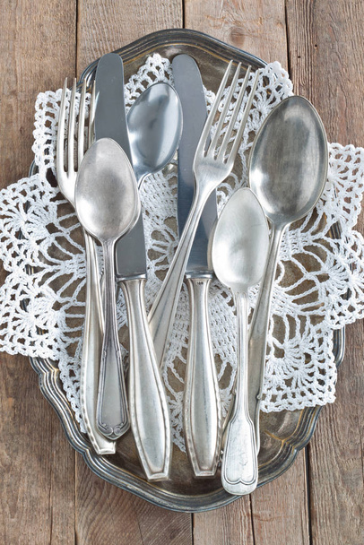 old cutlery on a silver platter - Fotografie, Obrázek