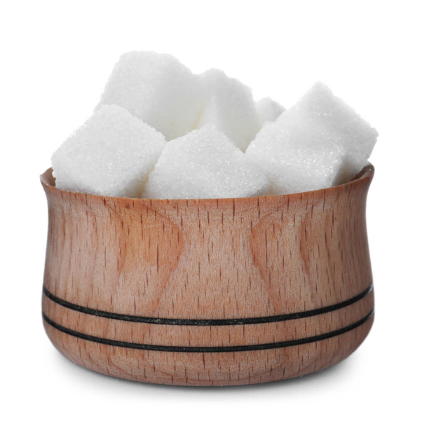 Zucchero raffinato cubetti in ciotola di legno isolato su bianco
 - Foto, immagini