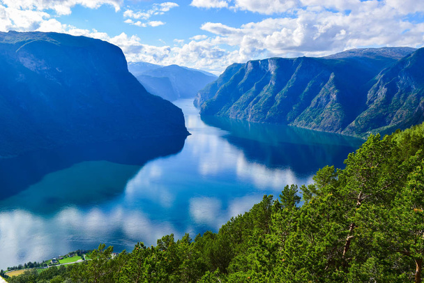 El paisaje de Aurlandsfjord en Noruega
. - Foto, imagen
