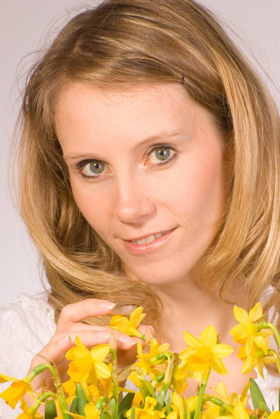 young woman with daffodils - Zdjęcie, obraz