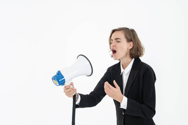 Jovem mulher de negócios está gritando através de um megafone no branco é
 - Foto, Imagem