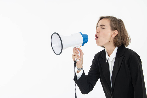 Giovane donna d'affari sta gridando attraverso un megafono su bianco è
 - Foto, immagini