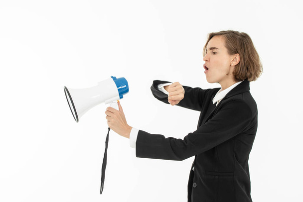 Joven mujer de negocios está gritando a través de un megáfono en blanco wa
 - Foto, imagen