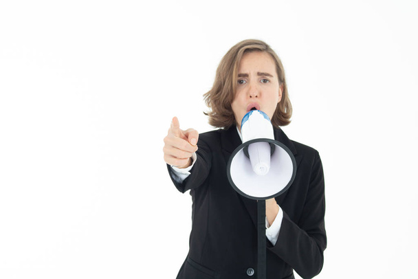 Jonge zakenvrouw schreeuwt door een megafoon op wit is - Foto, afbeelding