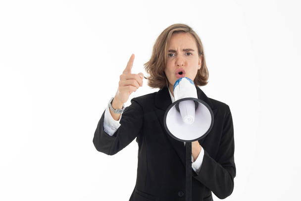 Joven mujer de negocios está gritando a través de un megáfono en blanco es
 - Foto, imagen