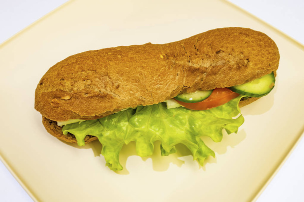 крупним планом готовий до їжі бутерброд з сиром, помідорами, огірком і салатом
  - Фото, зображення