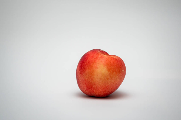 Pfirsich. Früchte isoliert auf weiß - Foto, Bild