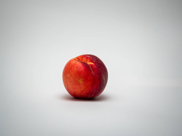 Pfirsich. Früchte isoliert auf weiß - Foto, Bild