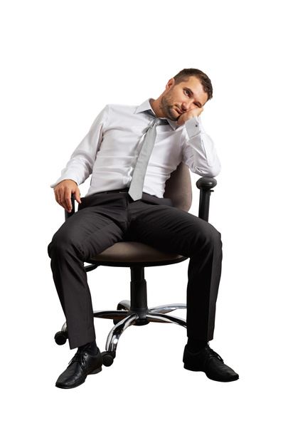 скучающий бизнесмен сидит на офисном стуле
 - Фото, изображение