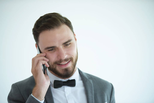 Człowiek europejski korzystający z telefonu komórkowego - Zdjęcie, obraz