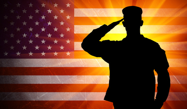 dumny, pozdrawiając żołnierz armii mężczyzna na tle flagi amerykańskiej - Zdjęcie, obraz