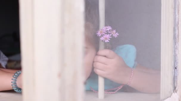 Kétségbeesett kislány - Felvétel, videó