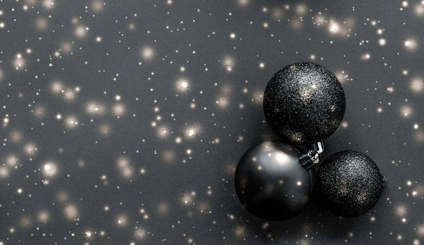 Μαύρα Χριστουγεννιάτικα στολίδια με λάμψη χιονιού, πολυτελή μάρκα Wi - Φωτογραφία, εικόνα