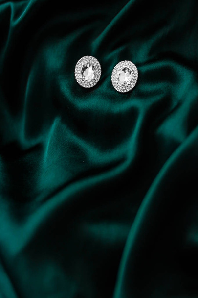 Luksusowe kolczyki diamentowe na ciemnym Szmaragdowym jedwabiu, wakacje glam - Zdjęcie, obraz