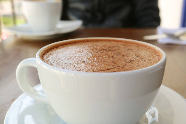 Tazza di gustosa cioccolata calda servita in un caffè nella città vecchia di Cusco, Perù
 - Foto, immagini