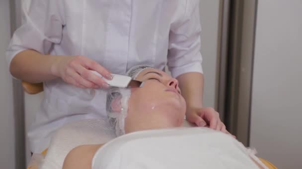 超音波顔洗浄を行う専門美容師の女性患者に. - 映像、動画