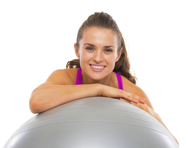 Sonriente mujer joven fitness con pelota de fitness
 - Foto, Imagen