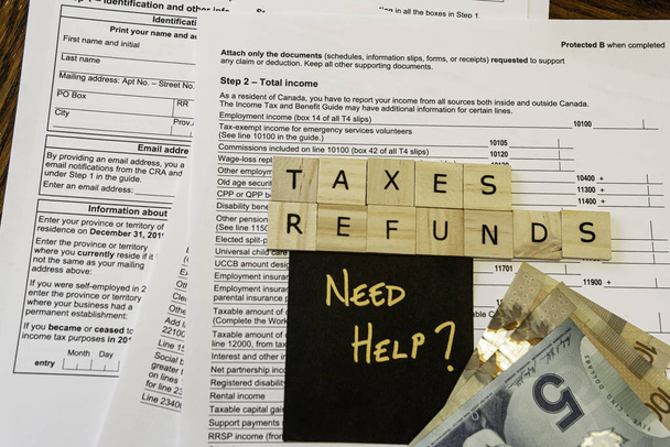 Nouveaux formulaires et carreaux d'impôt sur le revenu des particuliers canadiens indiquant les remboursements et les taxes
 - Photo, image