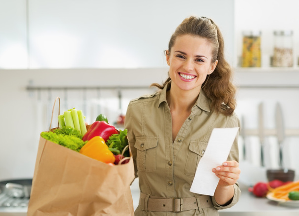 Housewife with shopping bag full of vegetables - Foto, Imagem