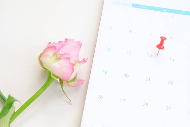 Feche o alfinete vermelho na marcação de calendário no Dia dos Namorados
. - Foto, Imagem