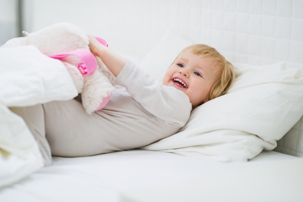 Happy baby playing in bed - Fotoğraf, Görsel