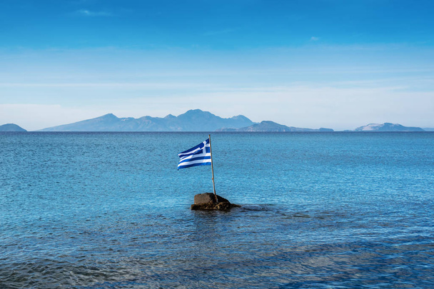 Kustlijn met Griekse vlag. - Foto, afbeelding
