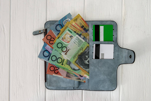 Billetera con dólares australianos y tarjetas de crédito
 - Foto, imagen