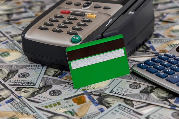 Terminal de banca con tarjeta de crédito verde y fondo dólar
 - Foto, Imagen