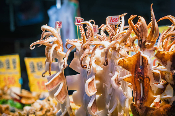 Giant Squid bbq gegrild Straat voedsel kraam Taiwan nacht markt - Foto, afbeelding
