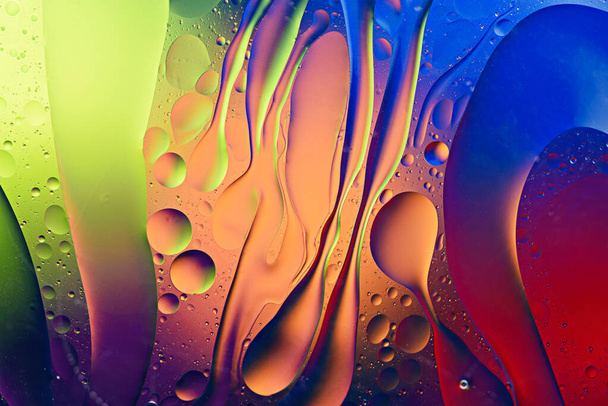 trendy kleurrijke abstracte textuur van oliedruppels op het wateroppervlak - Foto, afbeelding