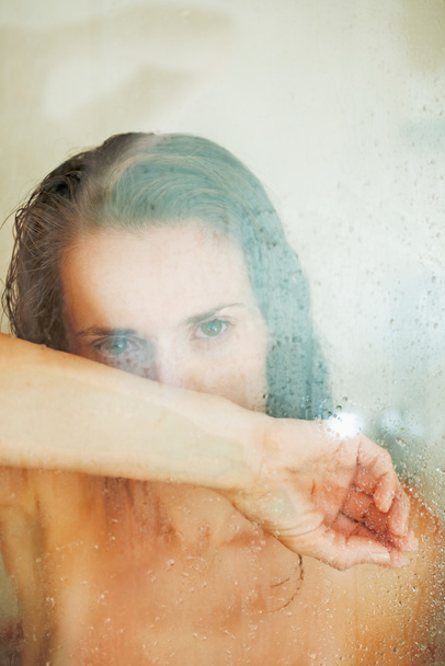 Woman taking shower - Valokuva, kuva