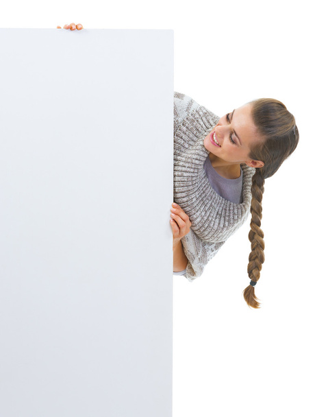 žena ve svetru s prázdné billboard - Fotografie, Obrázek