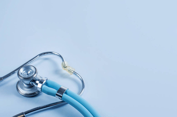 Kék orvosi sztetoszkóp kék háttérrel, felülnézet, másolás tér - Fotó, kép