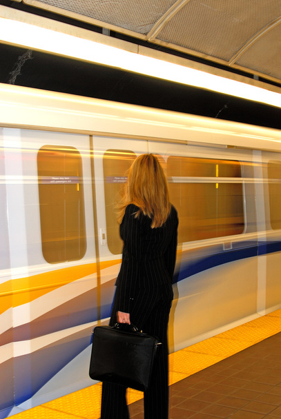 osamělé ženy sledovat rychlost metra - Fotografie, Obrázek