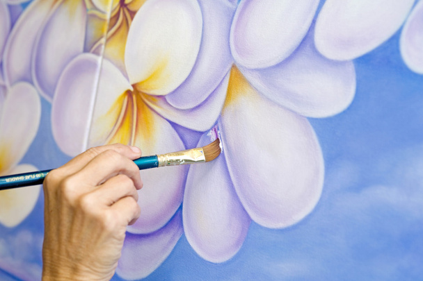Uma artista feminina pintando flores
 - Foto, Imagem