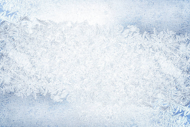 Παγωμένος φυσικό μοτίβο στο παράθυρο του χειμώνα, γυαλί και ζωγραφικό αποτέλεσμα. - Φωτογραφία, εικόνα