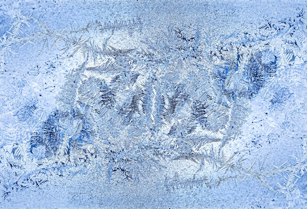 Mrazivý přírodní vzor na zimním okně, sklo a malířský efekt. - Fotografie, Obrázek