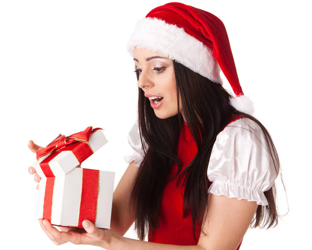 A bela jovem mulher no gorro de um Papai Noel com um presente em um fundo branco
. - Foto, Imagem