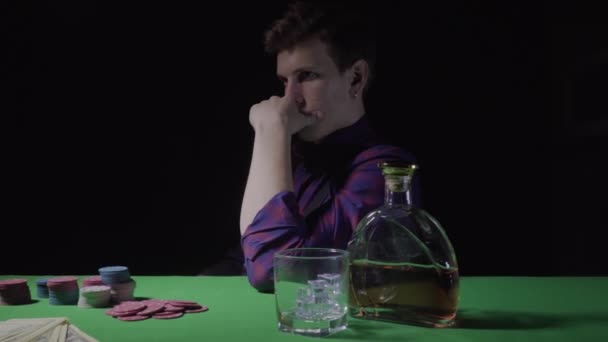 Ένας τύπος παίρνει ένα πούρο από ένα πράσινο τραπέζι σε ένα καζίνο - Πλάνα, βίντεο