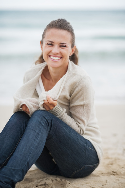 Woman in sweater on lonely beach - Foto, imagen