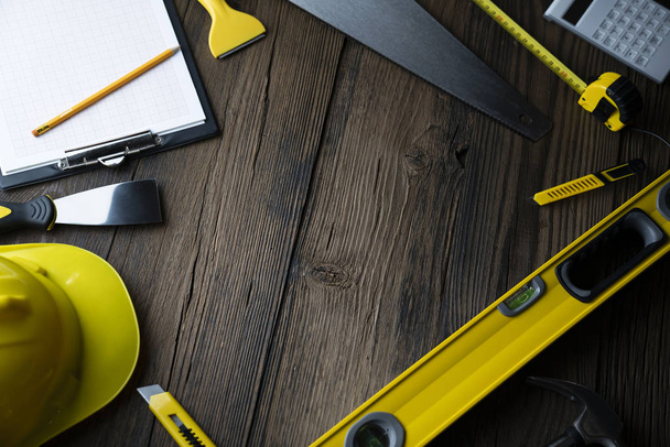 espacio de copia con herramientas de construcción en todo sobre fondo de mesa de madera
 - Foto, Imagen