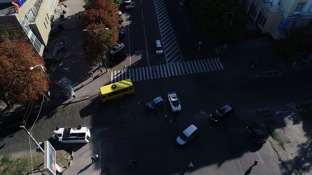 minibus com pessoas enroladas na estrada no Dnieper vista panorâmica superior voando céu drone drone metragem
 - Filmagem, Vídeo