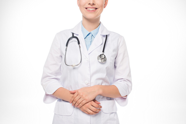 Gestroopt zicht van lachende arts met stethoscoop geïsoleerd op wit - Foto, afbeelding